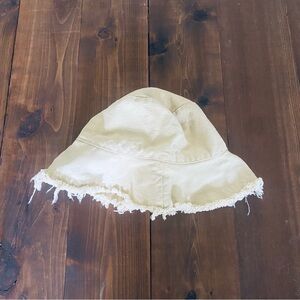 Yellow/cream frayed bucket hat